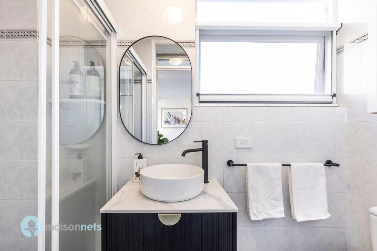 Studio Apt With Parking Balcony & Water Views Сидни Екстериор снимка